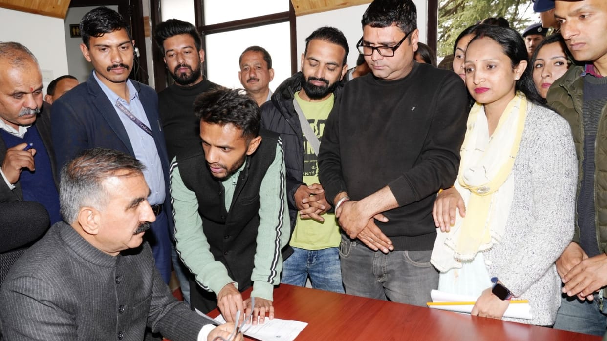 JBT trainees protest outside himachal pradesh vidhan sabha