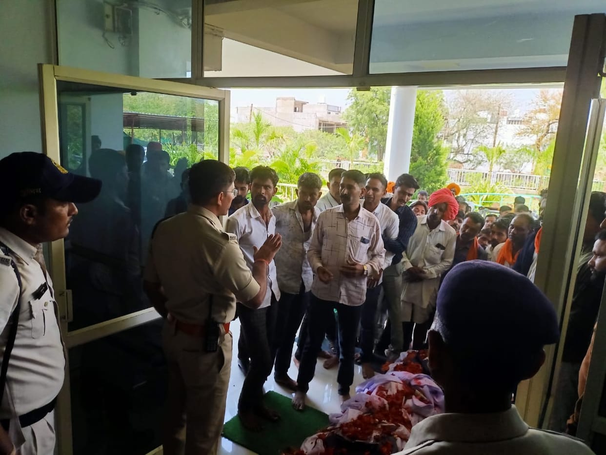 Ratlam News: Fed up with the police harassment, the young man hanged himself, the relatives reached the SP off