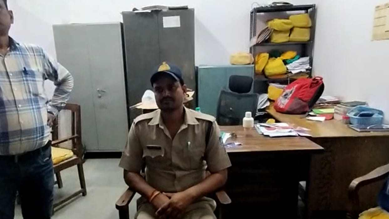 Rewa, Subedar caught the car at the intersection and demanded 15 thousand from the owner, Lokayukta caught tak