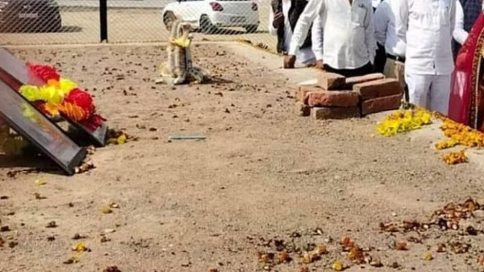 youth took out Kanwar Yatra and anointed Ganga water on Mulayam Singh tomb In Mainpuri