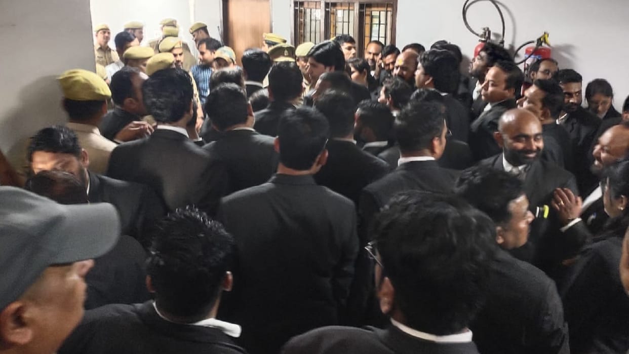 Atiq Ahmed case Even before the arrival of Atiq, the henchmen had entered the court in Kali Court