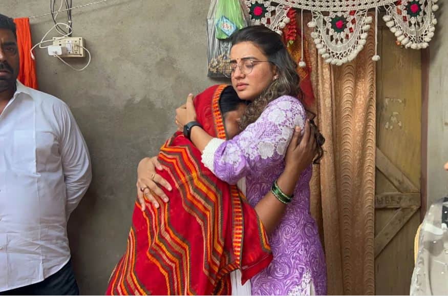 Akshara Singh reached Akanksha Dubey House consoled her mother Samar Singh