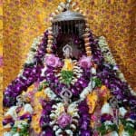 रामनवमी पर पीले वस्त्रों में नजर आए रामलला।