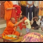 कन्या पूजन करते सीएम योगी आदित्यनाथ।