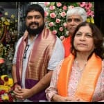 ओम राउत अपनी मां के साथ