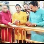 पवित्र ज्योतियों के दर्शन करते श्रद्धालु।