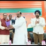 विजय रूपाणी का स्वागत करते पंजाब भाजपा अध्यक्ष अश्वनी शर्मा।