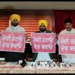 मोदी हटाओ देश बचाओ के पोस्टर दिखाते मंत्री हरभजन सिंह ईटीओ