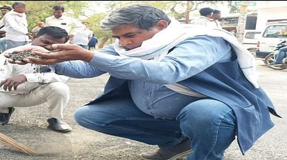 कासगंज में बनी ऐसी सड़क: गाड़ियां चलना तो दूर, लोगों के चलने से उखड़ रही गिट्टियां सड़क से उखड़ति गिट्टियां