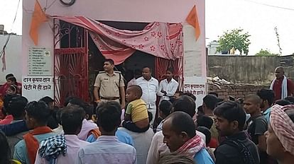 Patna: दुर्गा मंदिर में रामनवमी की पूजा रही थीं महिलाएं, अचानक बदमाशों ने लगा दी आग; फिर हुआ ऐसा... अगलगी के बाद मंदिर में लगी भीड़।