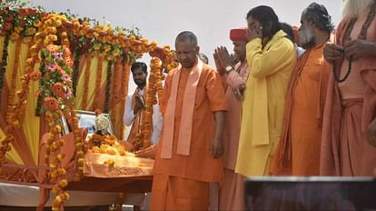 सीएम योगी ने प्रभु श्रीराम को पालने में झूलाया