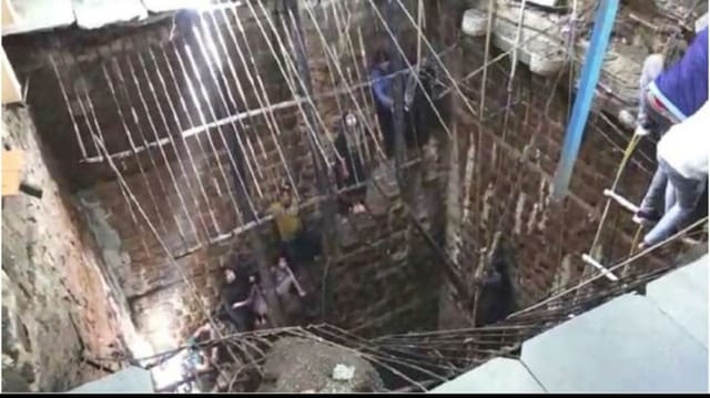 MP News: तस्वीरों में इंदौर मंदिर हादसा, अपनों को खून में लथपथ देख बिलख पड़े लोग, अब तक 13 लोगों की मौत अचानक धंस गई बावड़ी की छत।