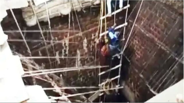 MP News: तस्वीरों में इंदौर मंदिर हादसा, अपनों को खून में लथपथ देख बिलख पड़े लोग, अब तक 13 लोगों की मौत बावड़ी में गिरे लोगों को बचाने की जंग जारी।
