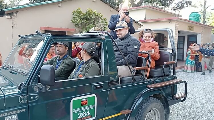 कॉबेर्ट पार्क में सफारी के लिए जाते विदेशी मेहमान