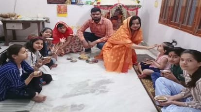 कन्या लंगुरा को जिमाते हुए