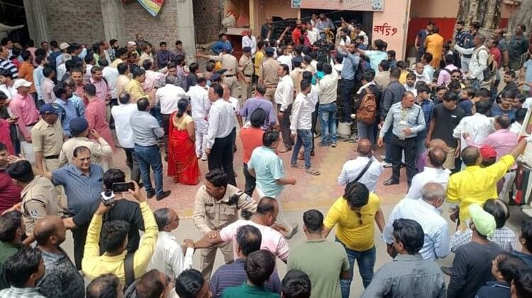 मंदिर के बाहर जमा लोगों की भीड़