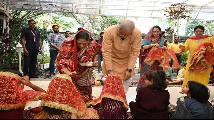 कन्या भोज: CM भूपेश ने कन्याओं को भोजन कराकर लिया आशीर्वाद, कहा- प्रभु श्रीराम की कृपा बनी रहे अपनी धर्मपत्नी के साथ सीएम भूपेश बघेल