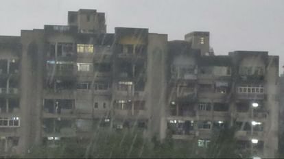 Weather in Delhi NCR: दिल्ली-एनसीआर में फिर बदला मौसम; तेज हवा के साथ झमाझम बारिश, दिन में छाया अंधेरा दिल्ली-एनसीआर में झमाझम बारिश
