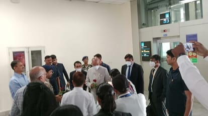 वाराणसी पहुंचे पूर्व राष्ट्रपति रामनाथ कोविंद का स्वागत