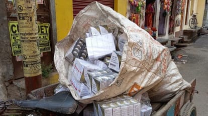 Varanasi: सड़क किनारे फेंकी भारी मात्रा में एक्सपायर हो चुकी दवाएं, ड्रग इंस्पेक्टर बोले- करेंगे कार्रवाई सड़क किनारे फेंकी भारी मात्रा में एक्सपायर हो चुकी दवाएं
