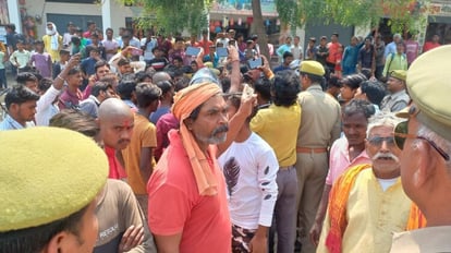 Akanksha Dubey: 'आकांक्षा दुबे को न्याय मिले, समर सिंह को फांसी हो', अभिनेत्री के गांवों वालों ने लगाई गुहार सड़क पर उतरे आकांक्षा के गांव वाले