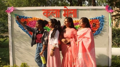 Varanasi: काशी विद्यापीठ में कैनवास पर दिखी काशी का झांकी, स्टॉल पर निखरी कला की बारीकी कला मेला में सेल्फी लेती छात्राएं