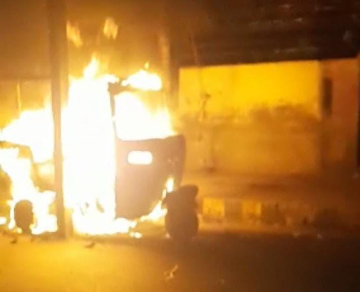 Bihar: Auto caught fire near Art College in Patna, police engaged in investigation