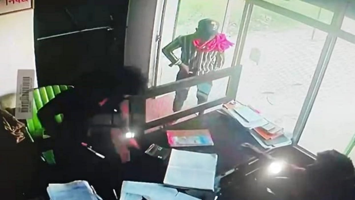 Bihar Crime Crook looted 75 thousand rupees from gas agency in Motihari incident captured in CCTV