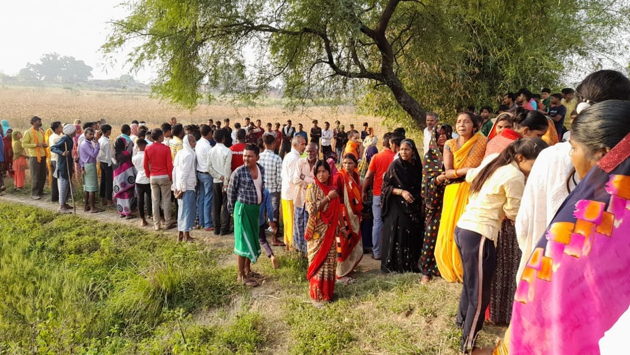 Bodies of minor lover couple found hanging on tree in front of temple in Sonbhadra