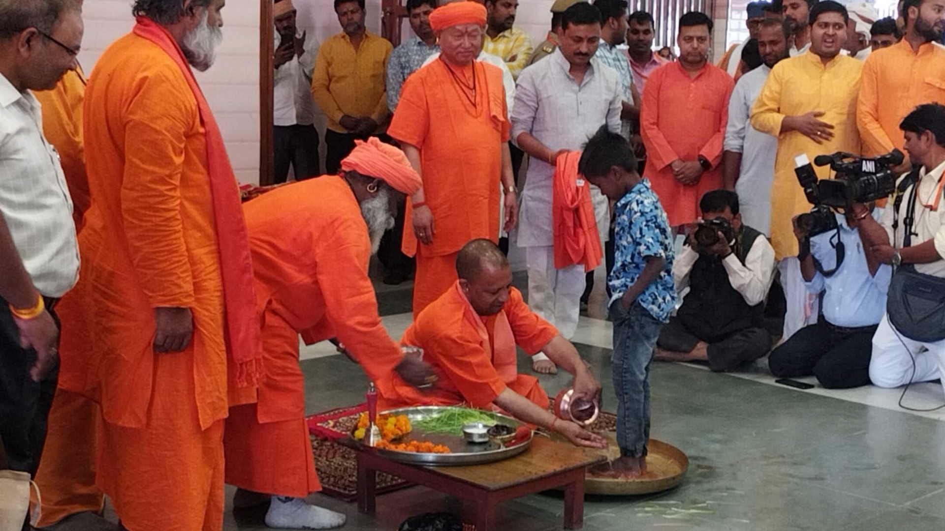 CM Yogi Adityanath kanya pujan during navmi 2023 in gorakhnath temple