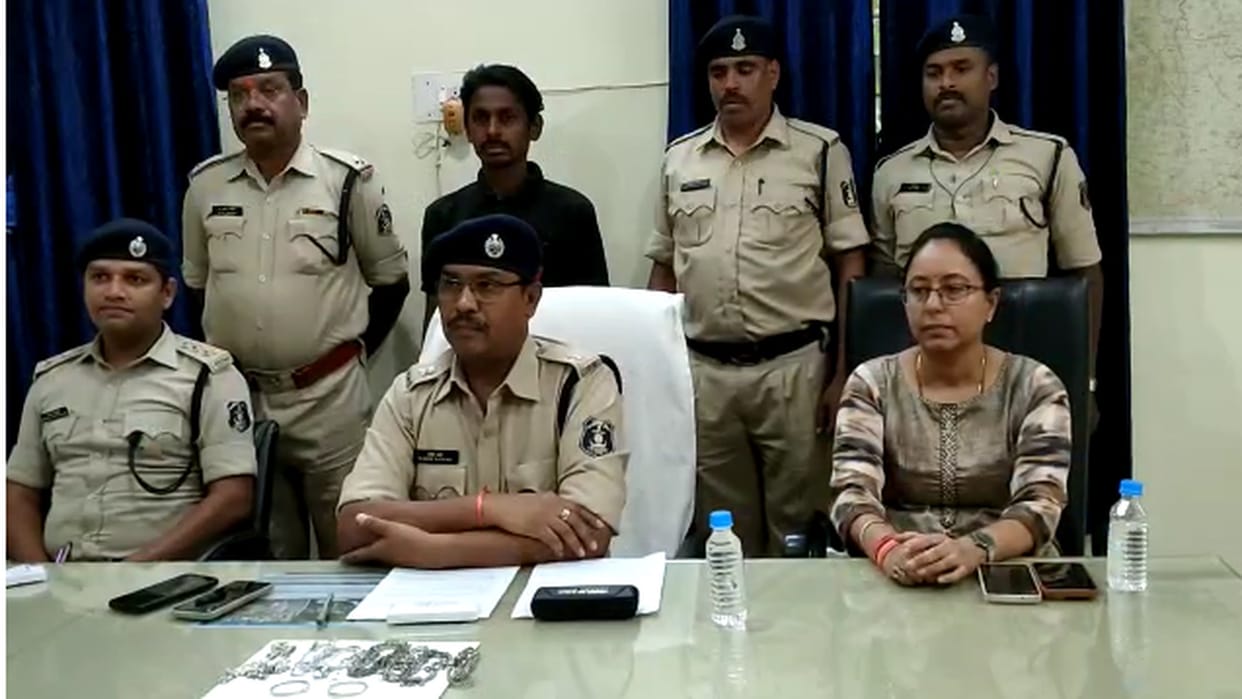 chhattisgarh police arrested helper who stole driver wife after killing him in balod