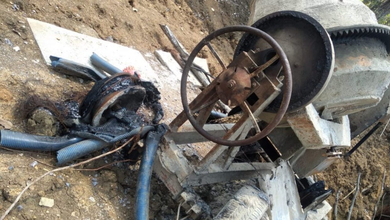 Chhattisgarh Naxalites burnt machines in narayanpur and mobile tower in kondagaon