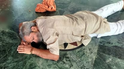 जीभ काटने के बाद बेहोश हुआ भक्त