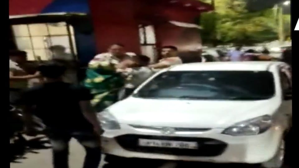 Delhi indira vikas colony scuffle between police and some people read detail