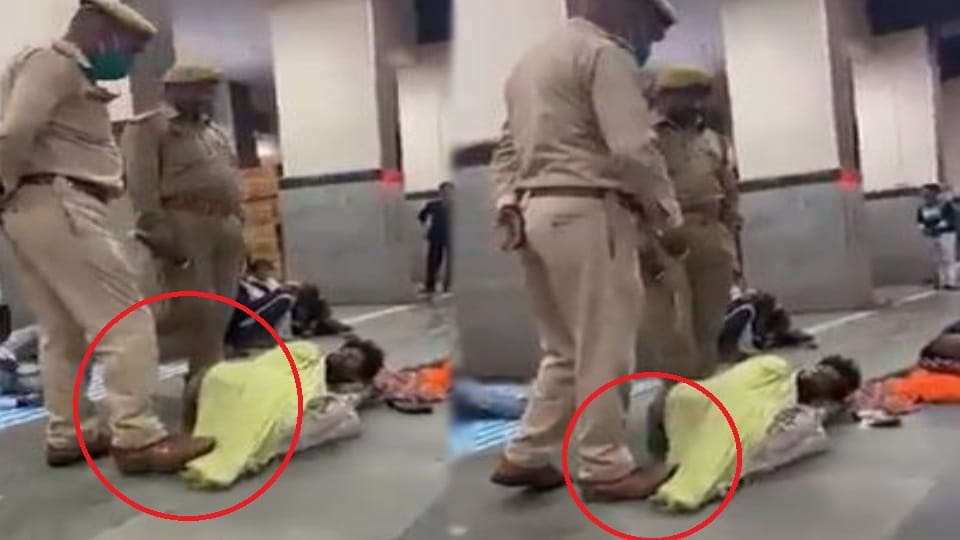 Video of GRP constable kicking youth at Mathura railway station has surfaced