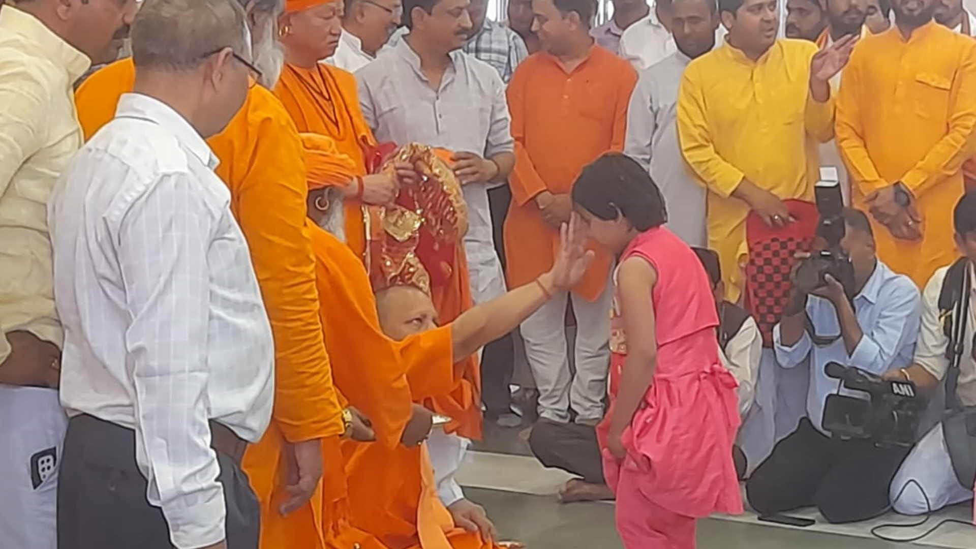 CM Yogi Adityanath kanya pujan during navmi 2023 in gorakhnath temple