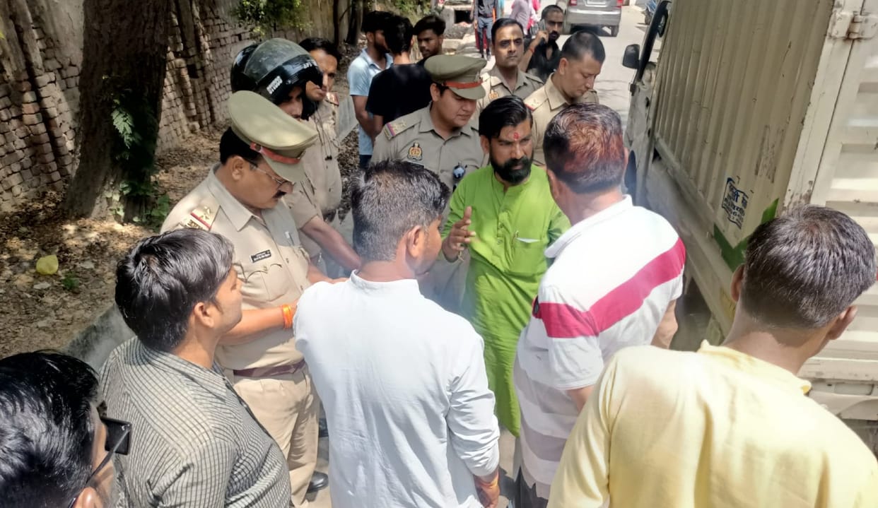 Unidentified body found lying in the drain in Kanpur, police claim body is several days old