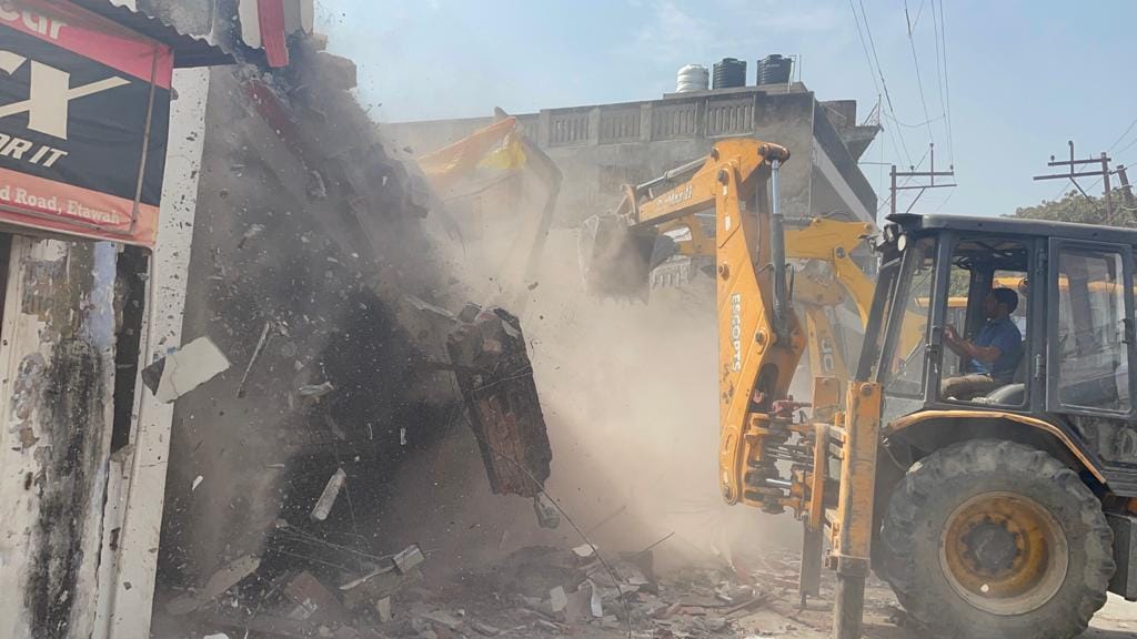 Bulldozer thundered in Etawah, Showroom of criminal Anees alias Pasu demolished