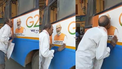 कर्नाटक में पीएम मोदी की तस्वीर से बातें करते हुए किसान।