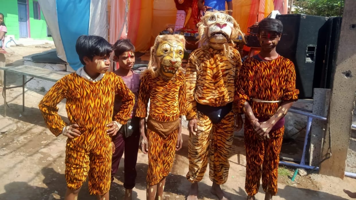 Unique tradition of Bundelkhand, in Navratri, lion dance in front of idol to please Maa Durga