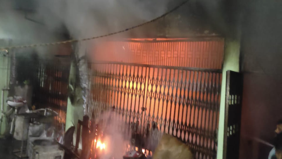 Goods worth lakhs burnt to ashes due to fire in clothes godown in Mainpuri