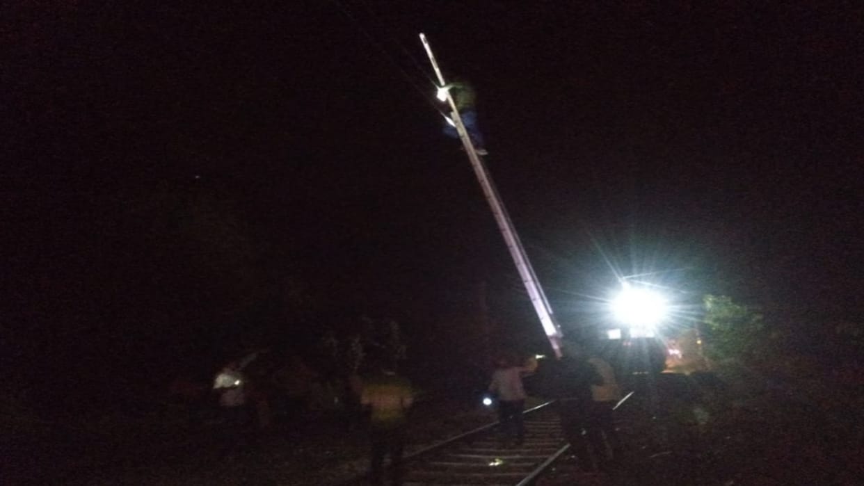 Rail and road traffic disrupted due to storm in Bijnor and two trains were affected