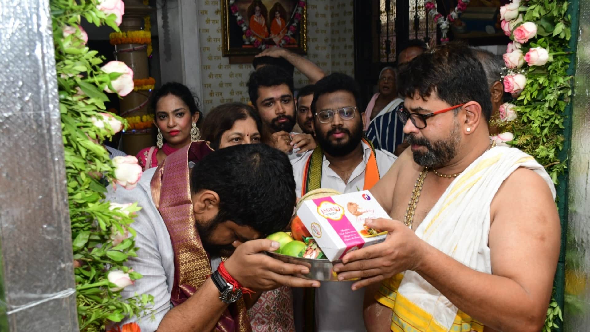 Adipurush director Om Raut prays in Mumbai ram mandir with mother neena raut on ram Navami 2023