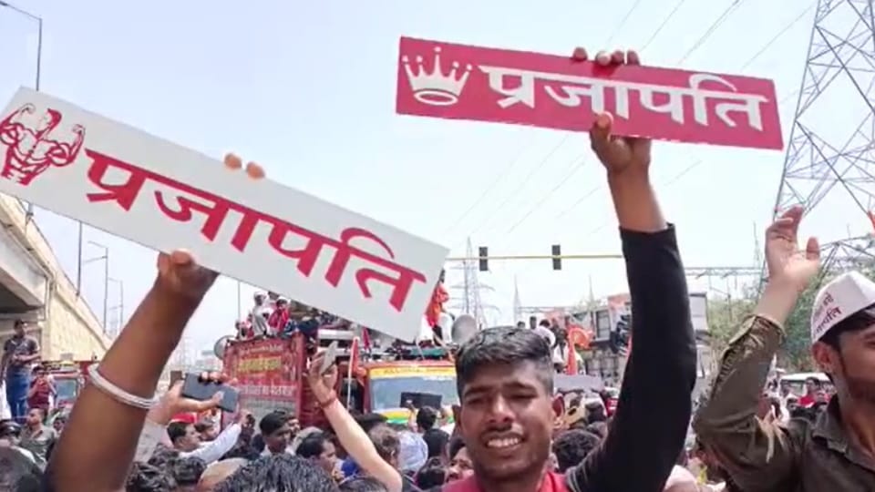 Ghaziabad prajapati samaj protest at up gate as denied to enter delhi demand reservation and other