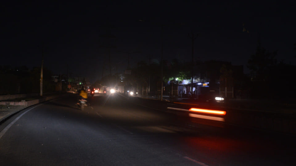 many roads of city remain dark at night due to negligence of Municipal Corporation In Agra