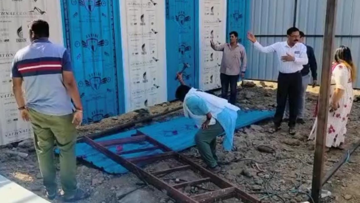 Protest against the new liquor shop, women threw stones at the shop, protested by hammering the shutter