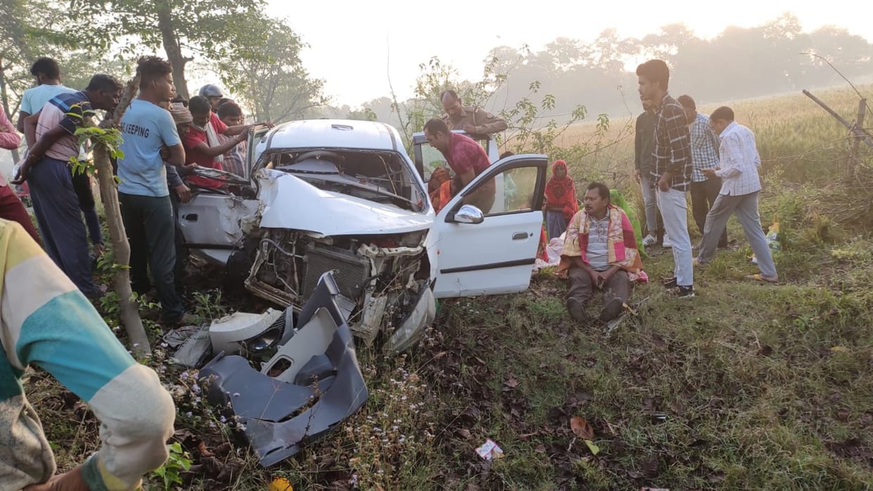 A running car hits a tree in Naimisharanya kalli marg in Sitapur.