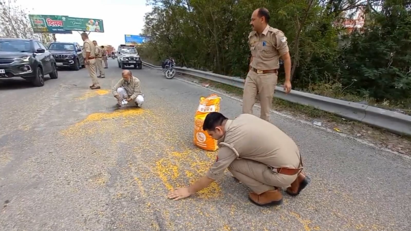elderly man pulses sack scattered on the road in Meerut, UP police rolled with hands and put back, video vira