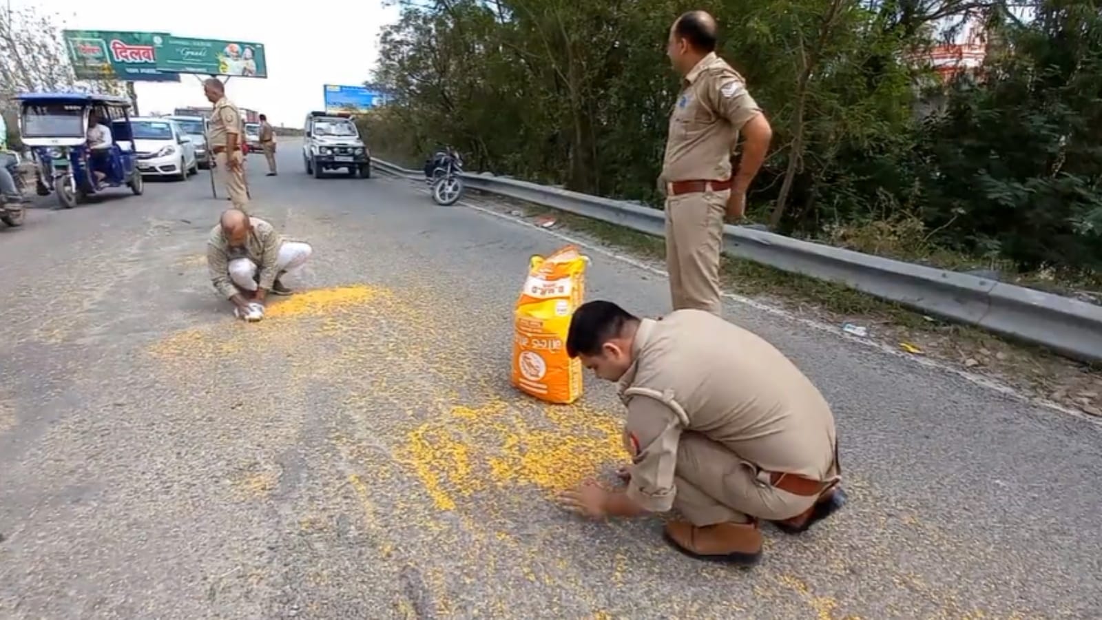 elderly man pulses sack scattered on the road in Meerut, UP police rolled with hands and put back, video vira