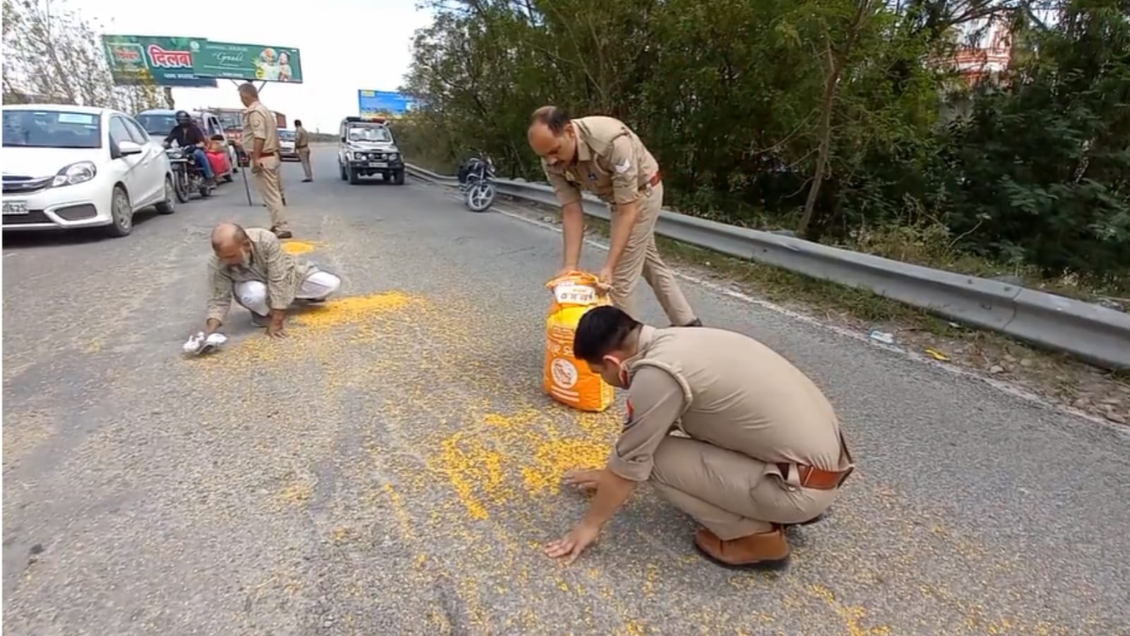 elderly man pulses sack scattered on the road in Meerut, UP police rolled with hands and put back, video vira